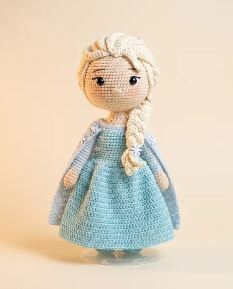 Muñeca de vestido azul hielo con capa y trenza blanca