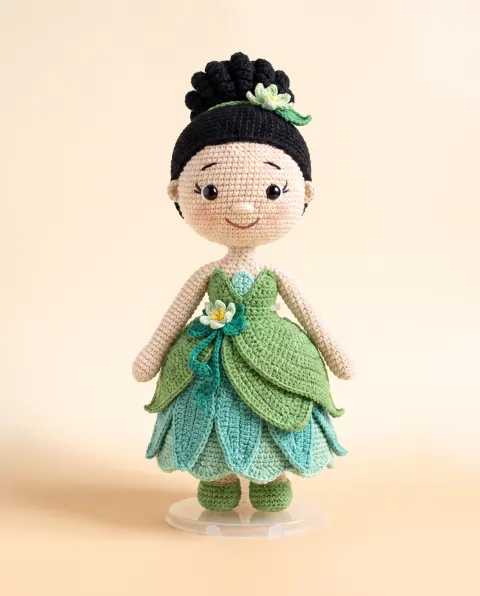 Muñeca de vestido verde de pétalos con flor de nenúfar