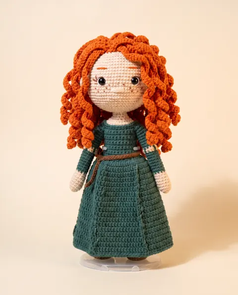 Muñeca de rizos rojos y vestido verde oscuro